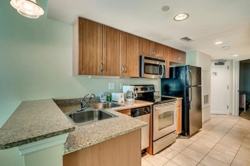 Full kitchen with bar 