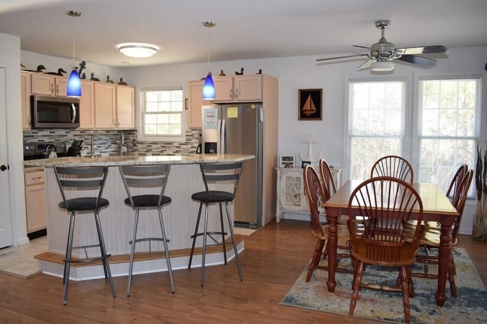Dining Area and extra seating at Kitchen Island 