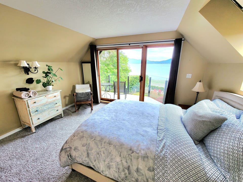 Upper level bedroom 1 w/ queen bed