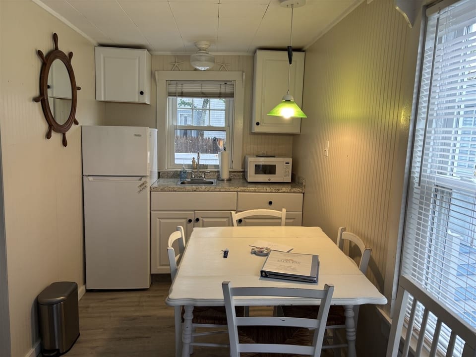 Eat-in kitchen