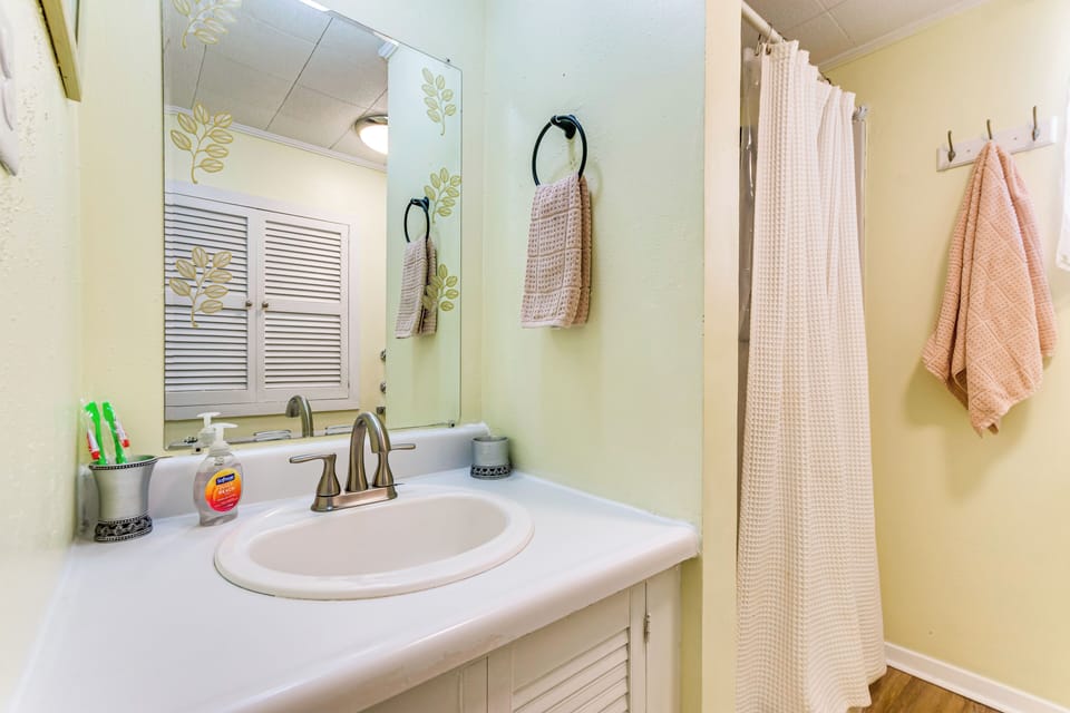 En-Suite Bathroom | Towels & Linens Provided