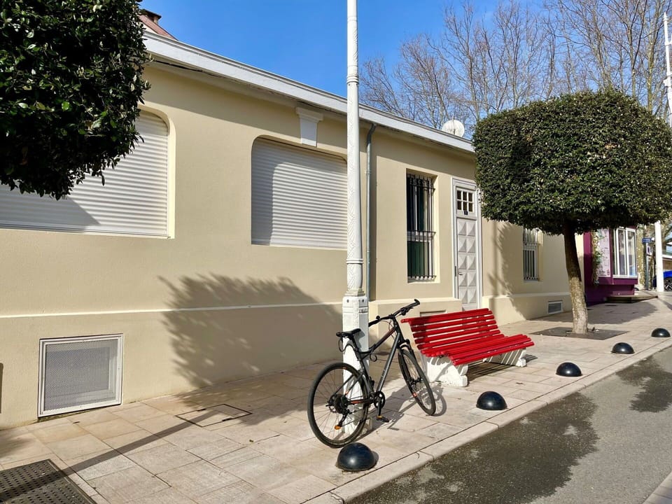 Bicycle, Wheel, Bicycle Wheel, Property, Sky, Building, Vehicle, Window