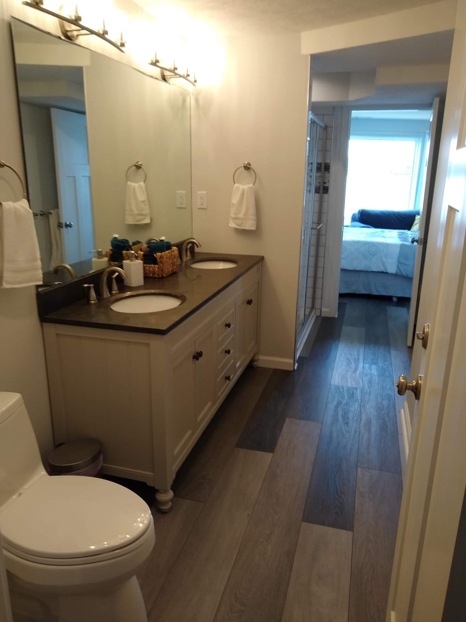 Double vanity quartz countertop