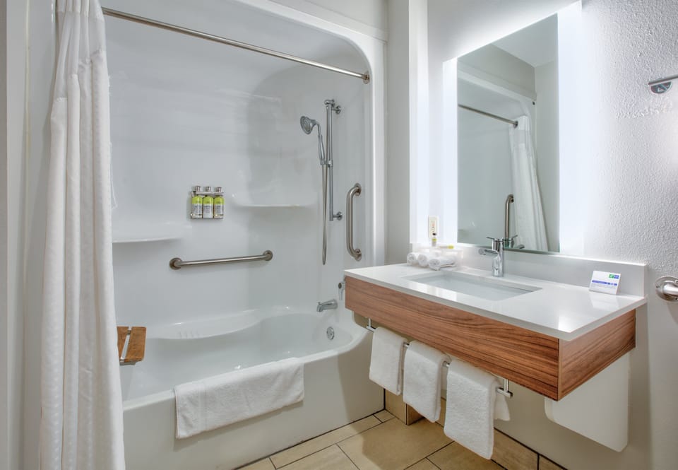 Standard Room, 1 Queen Bed, Accessible (Wheelchair) | In-room safe, desk, iron/ironing board, free cribs/infant beds