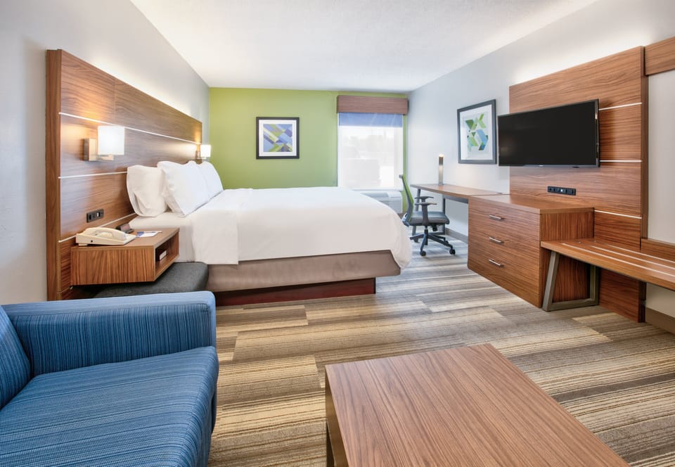 Standard Room, 1 King Bed | In-room safe, desk, iron/ironing board, free cribs/infant beds