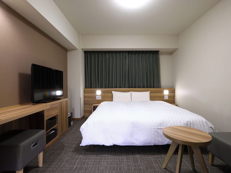 Deluxe Room, 1 King Bed, Non Smoking | Down comforters, desk, soundproofing, free WiFi