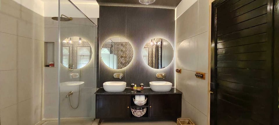 Premier Room | Bathroom | Shower, free toiletries, hair dryer, bathrobes