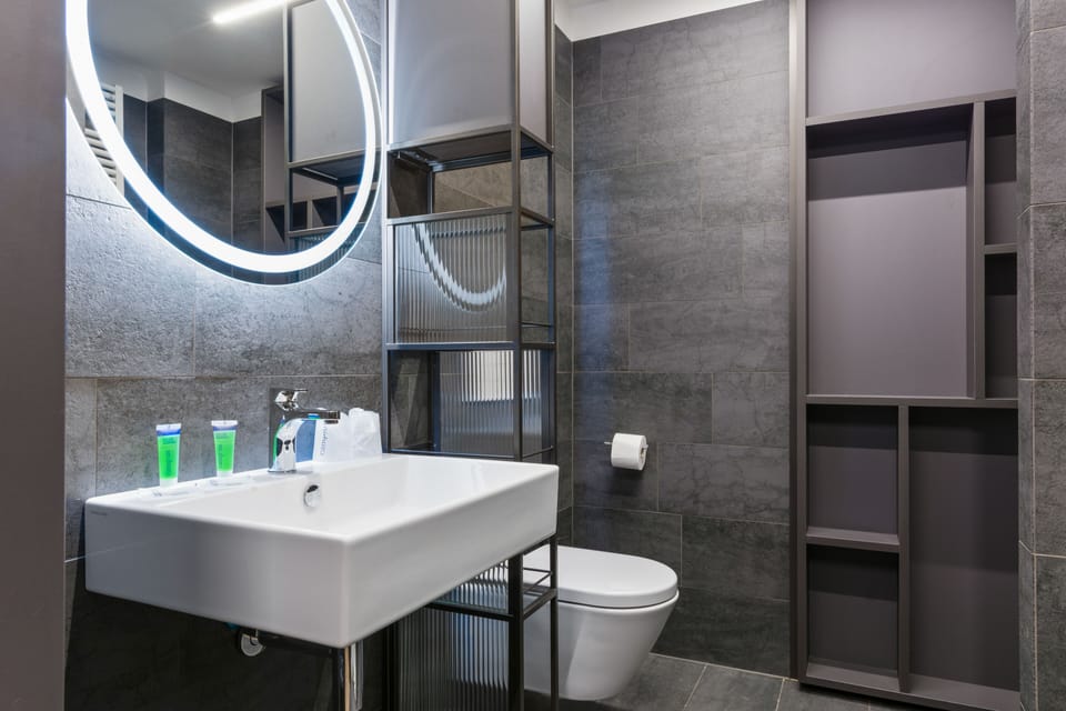 Shower, bidet, towels