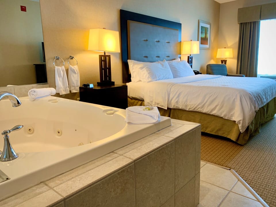 Standard Room, 1 King Bed, Jetted Tub | Desk, iron/ironing board, WiFi (free), alarm clocks