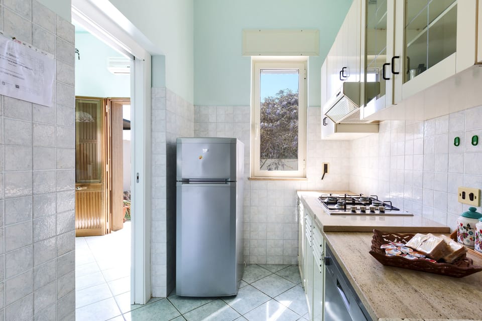 Full-size fridge, microwave, oven, dishwasher