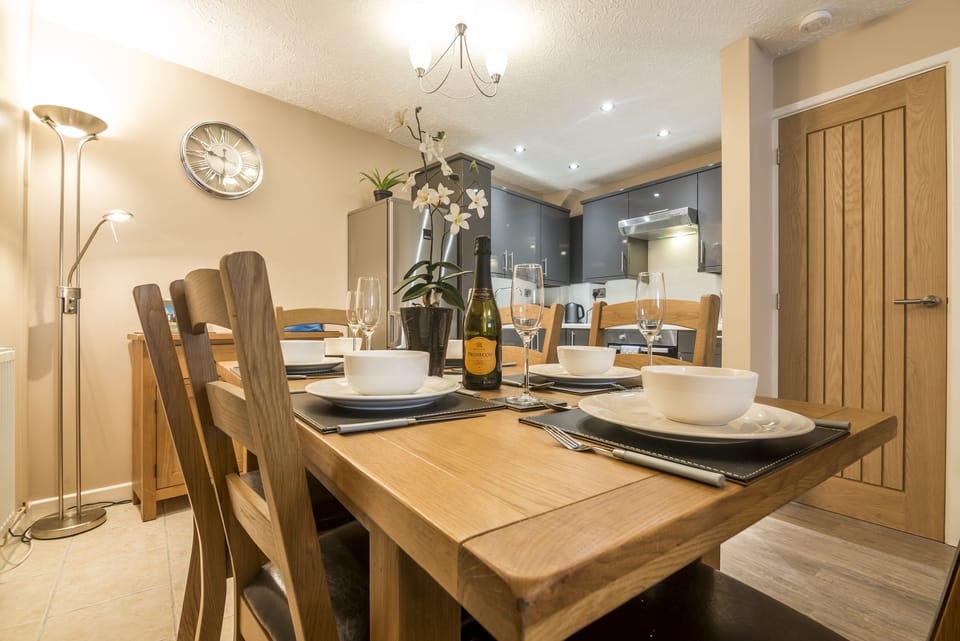 Apartment (2 Bedrooms) | Private kitchen | Full-size fridge, microwave, oven, stovetop
