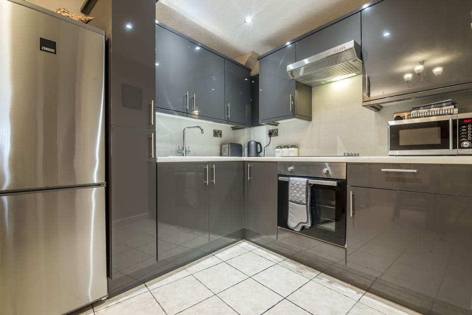 Apartment (2 Bedrooms) | Private kitchen | Full-size fridge, microwave, oven, stovetop