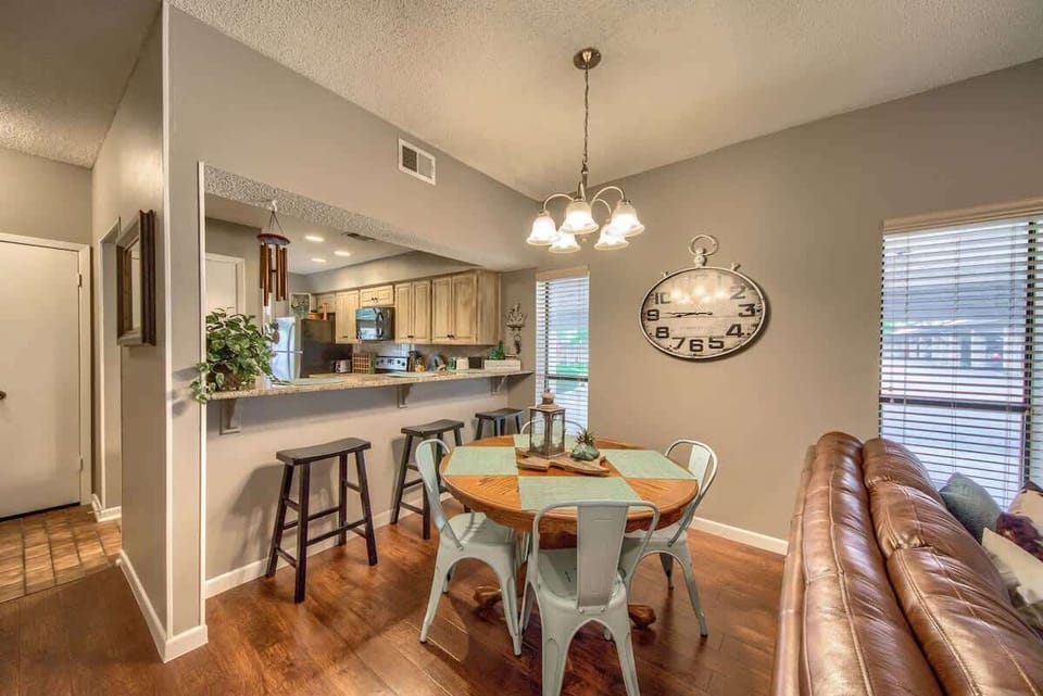 Dining and Breakfast Bar Seating.