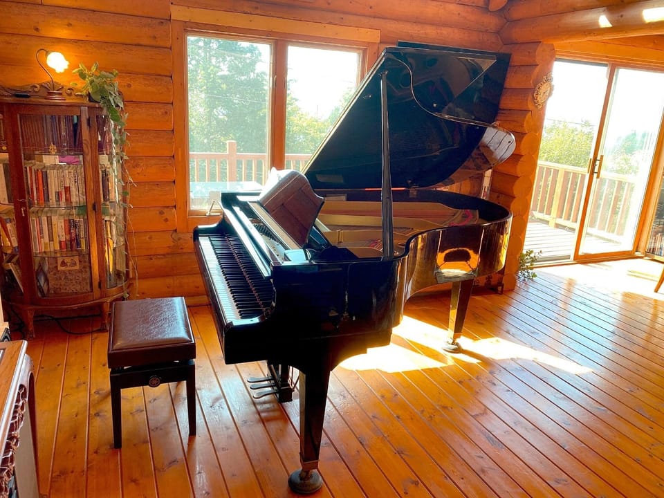 ・ Please spend an elegant time playing the grand piano.