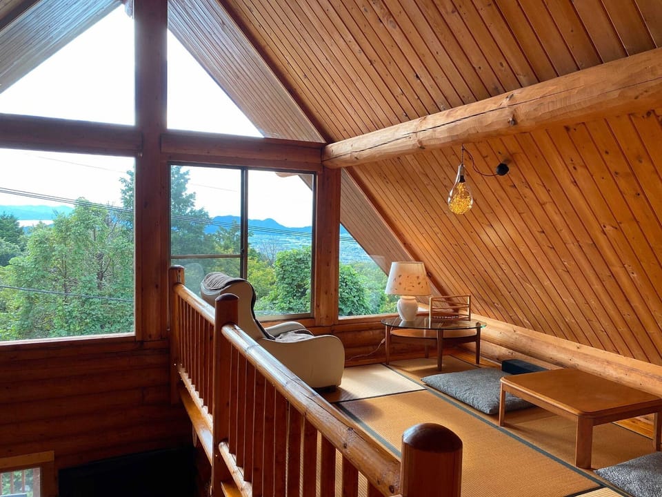 ・ The loft with plenty of light is tatami-matted.