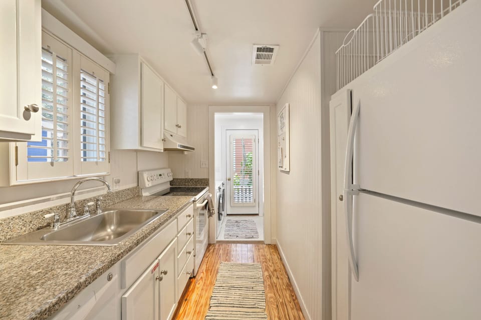 KITCHEN ALTERNATE VIEW