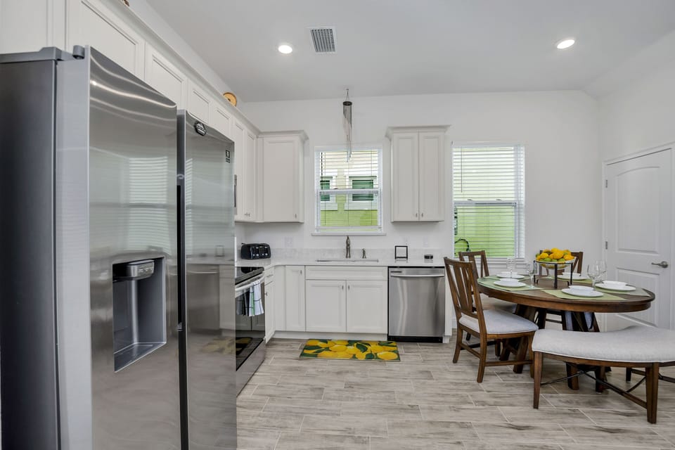- Lush kitchen of the cottage in Florida - Experience culinary delight in fully equipped kitchen - Complete with a convenient dining area, perfect for casual dining