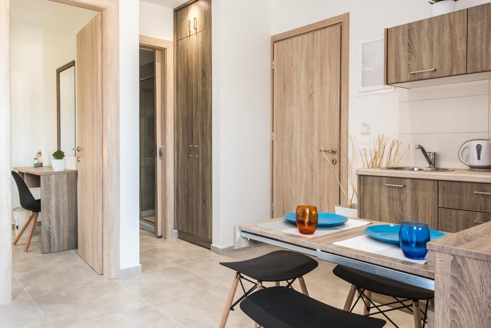 Superior Apartment, Partial Sea View | In-room dining