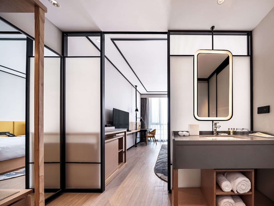 City Room, 2 Twin Beds | Bathroom | Shower, rainfall showerhead, designer toiletries, hair dryer
