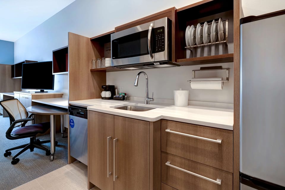 Full-size fridge, microwave, dishwasher, coffee/tea maker