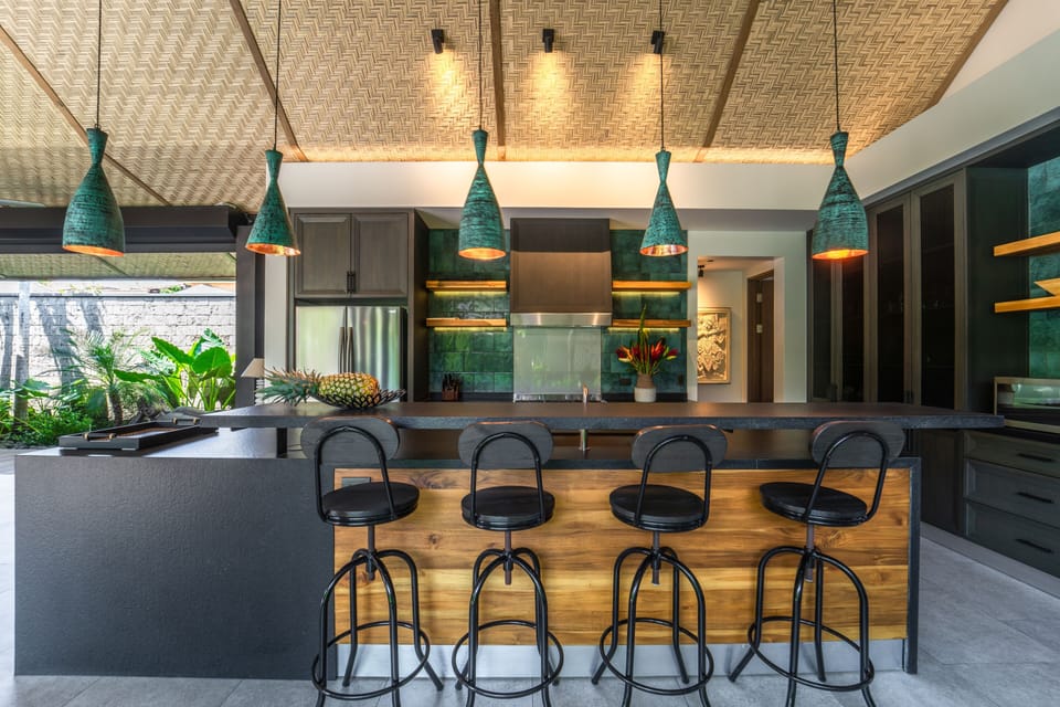 Enjoy a delicious breakfast at the kitchen bar.