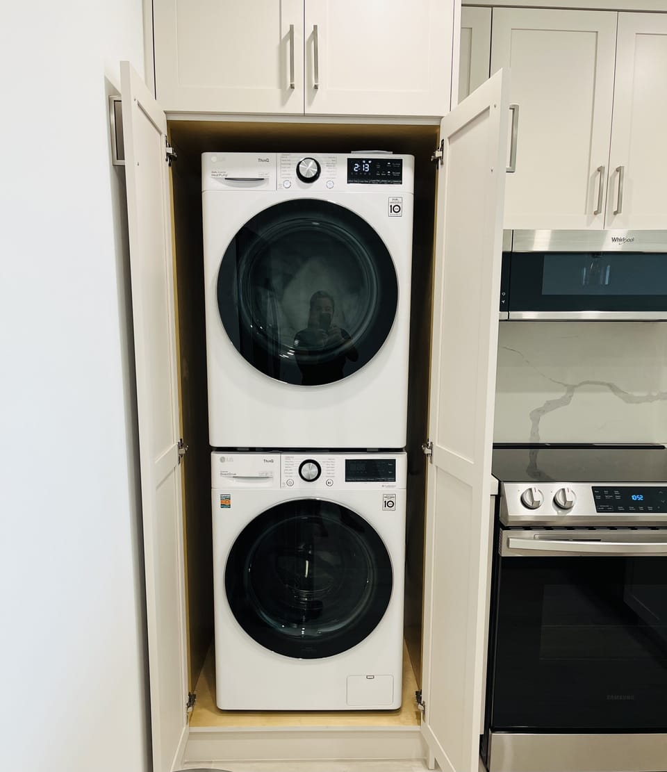 washer/dryer in unit; also coin operated machines in building