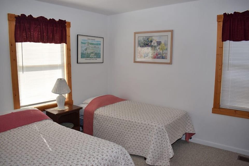 Bedroom with Full and Twin Bed 