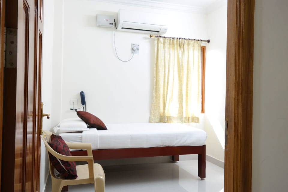 Deluxe Single Room | Desk, bed sheets