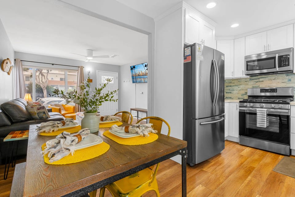 4-person dining area with kitchen