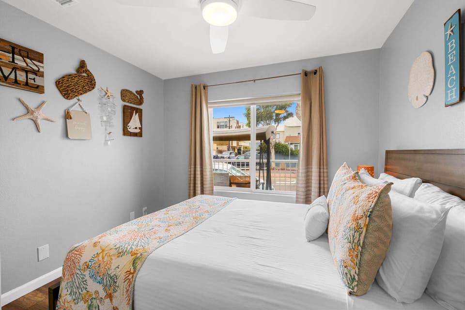 Bedroom (queen bed, AC, Ceiling fan, clothing storage)