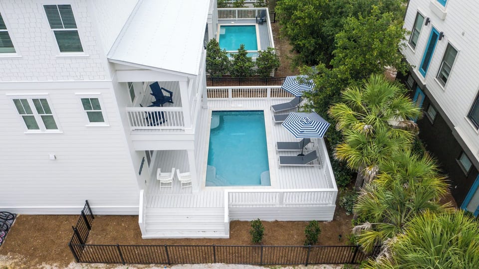 Large pool and expanded back to support 4 loungers