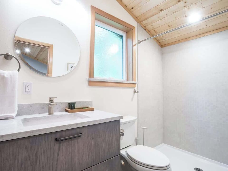 Upstairs Full Bathroom