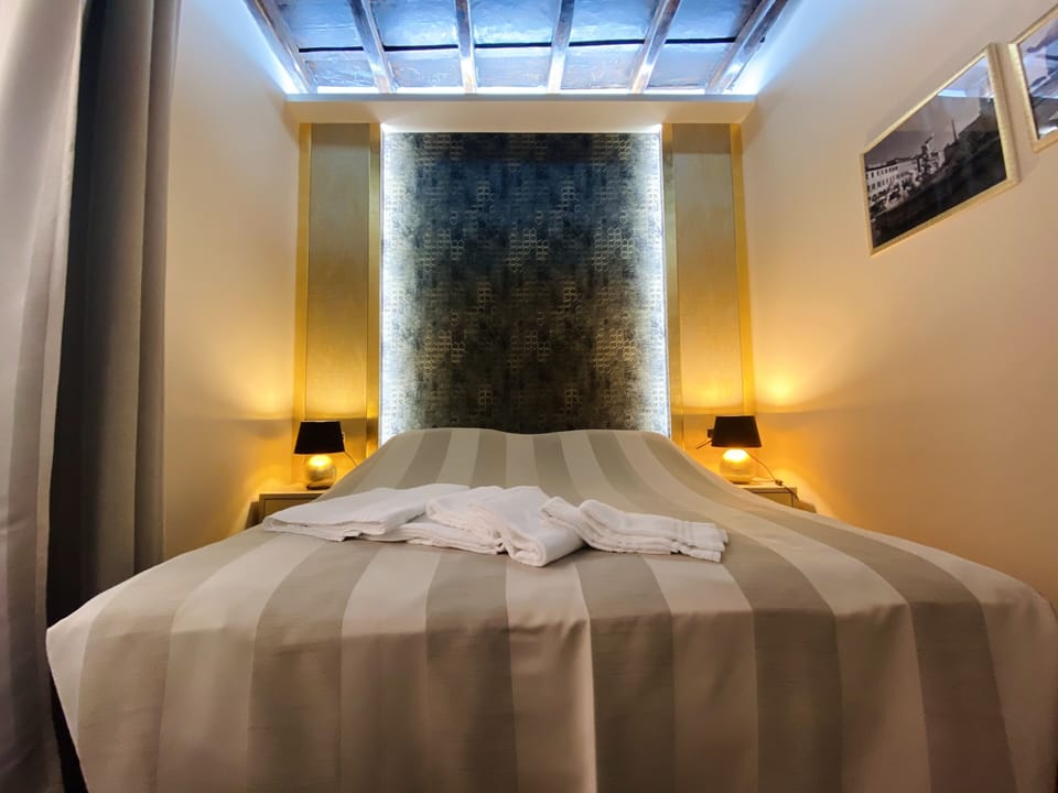 Premium bedding, down comforters, minibar, in-room safe