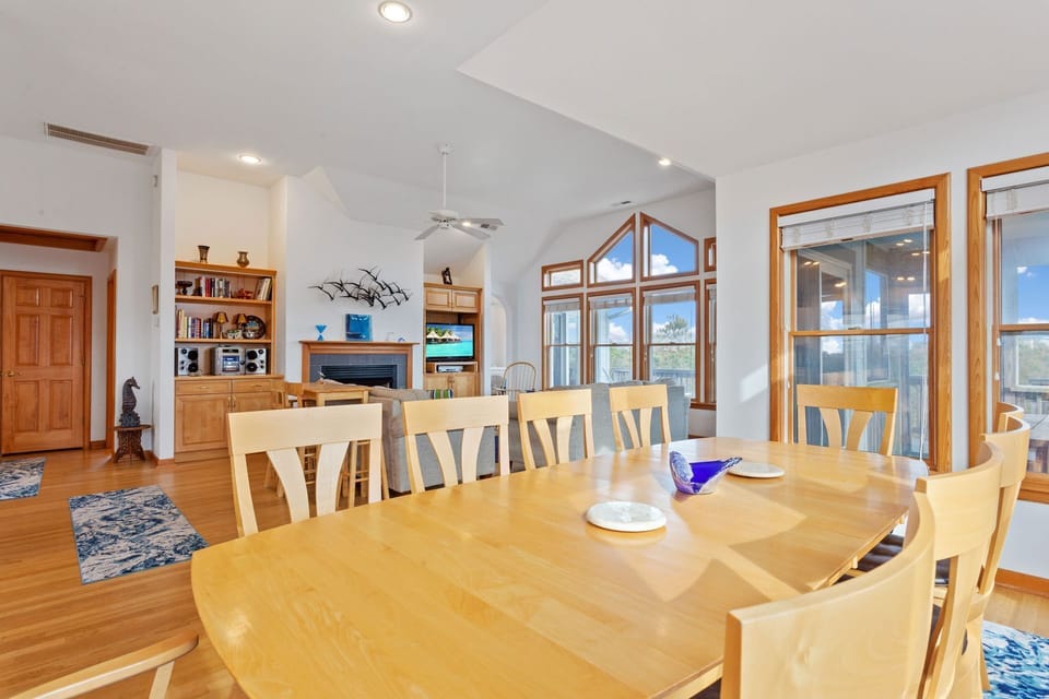 Dining (Please note: Fireplace is not for guest use.)