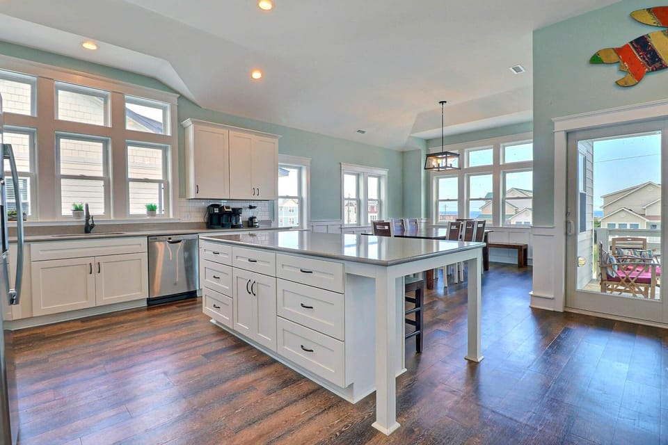 Kitchen: Fully stocked kitchen with stainless steel appliances