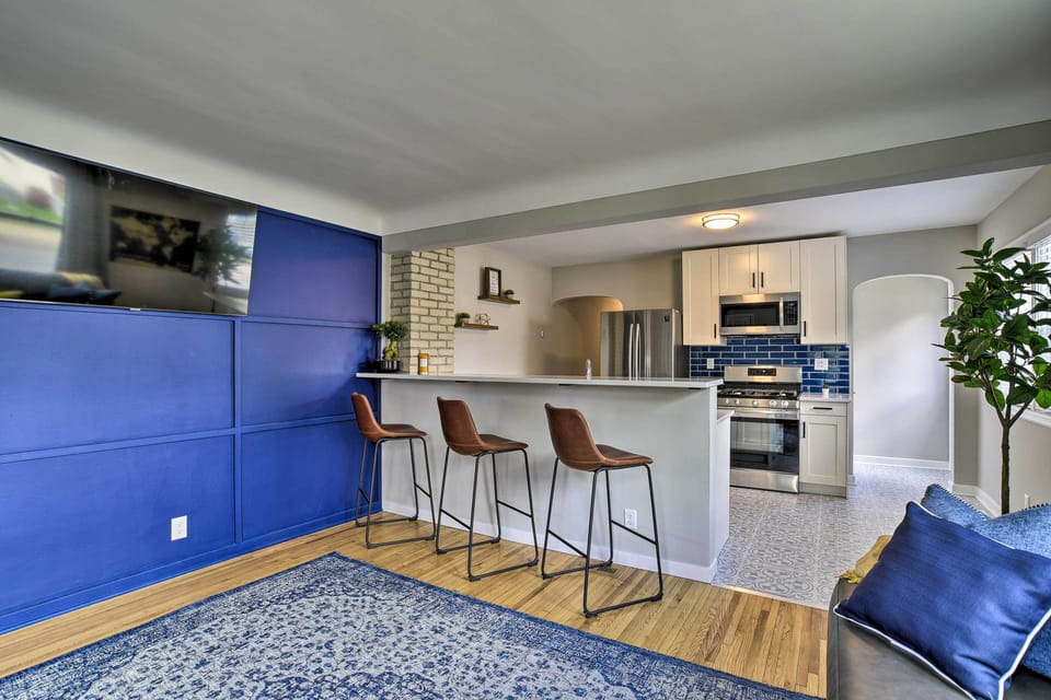 Living Room | Free WiFi (1,000 Mbps) | Smart TV
