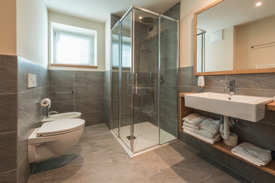 Comfort Room, 1 Bedroom | Bathroom | Shower, free toiletries, hair dryer, bidet