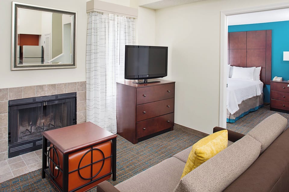 Premium bedding, in-room safe, desk, laptop workspace