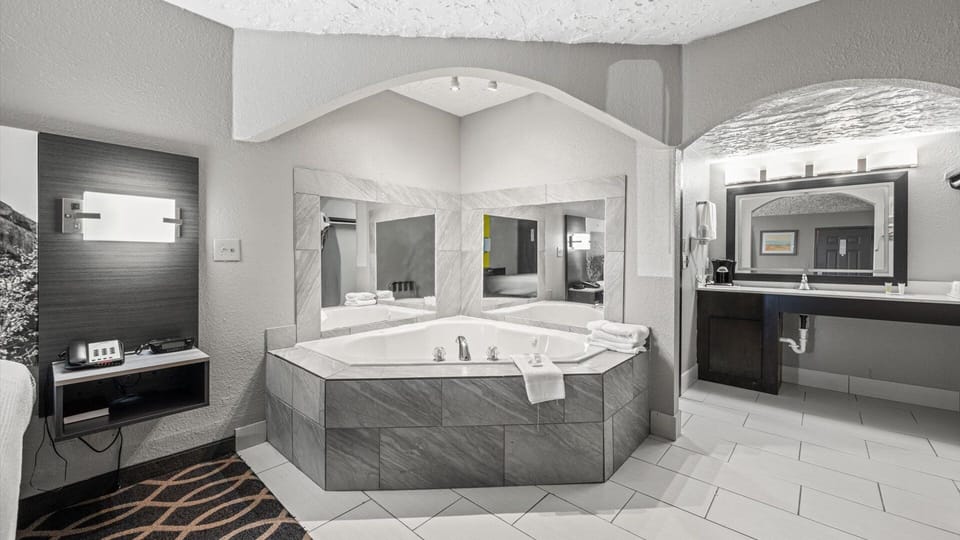 Deluxe Suite, 1 King Bed, Non Smoking | Bathroom | Combined shower/tub, jetted tub, free toiletries, hair dryer