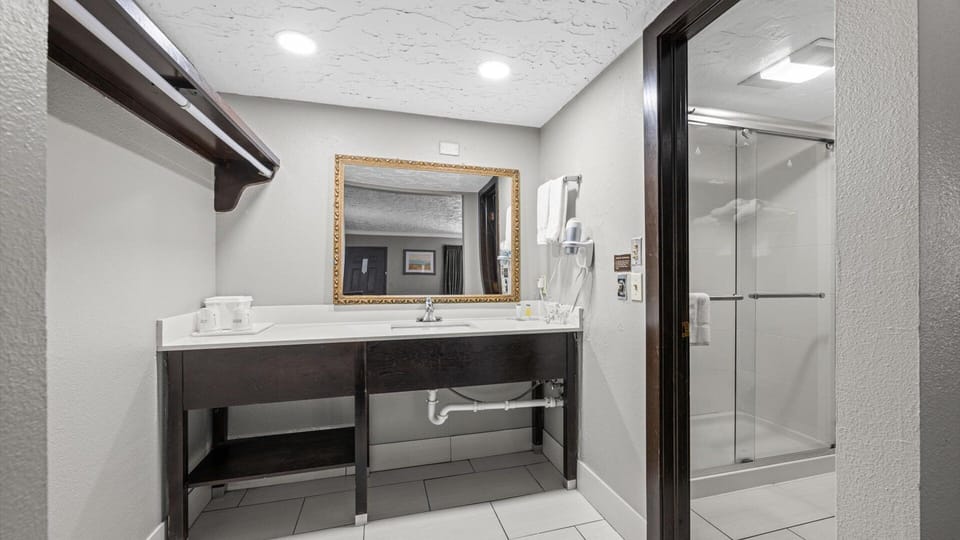 Combined shower/tub, jetted tub, free toiletries, hair dryer