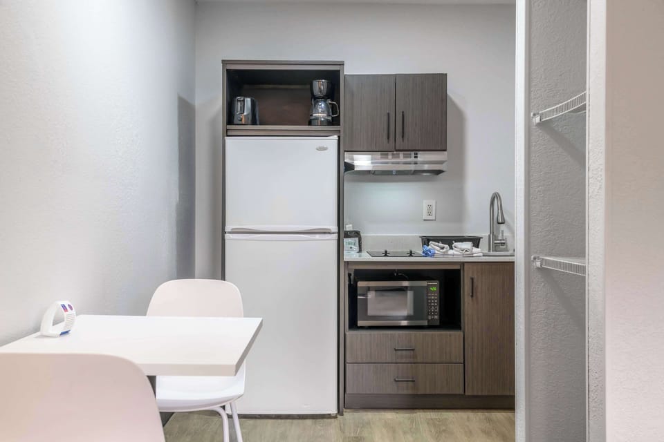 Full-size fridge, microwave, stovetop, coffee/tea maker