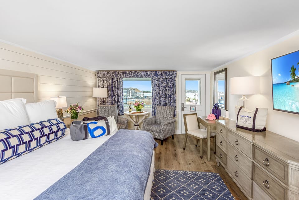 Grand Room, 1 King Bed, Garden View | Hypo-allergenic bedding, laptop workspace, iron/ironing board, free WiFi