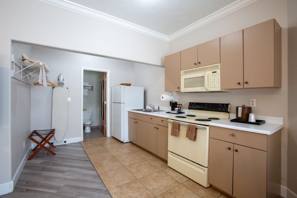 Cozy Kitchenette King Suite | Private kitchen | Fridge, microwave, coffee/tea maker