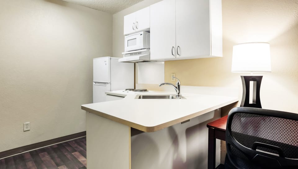 Standard Room, 2 Double Beds, Non Smoking, Kitchen | Private kitchen | Full-size fridge, microwave, stovetop, coffee/tea maker