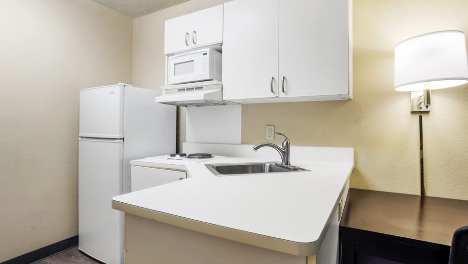 Standard Room, 1 Queen Bed, Non Smoking, Kitchen | Private kitchen | Full-size fridge, microwave, stovetop, coffee/tea maker