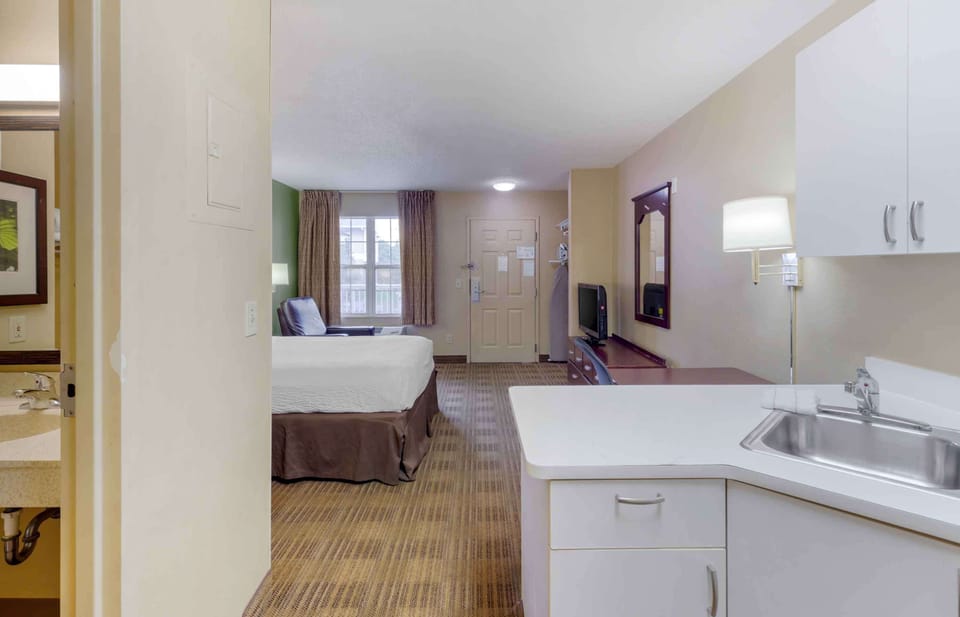 Studio, 1 Queen Bed, Non Smoking | Desk, free WiFi, bed sheets