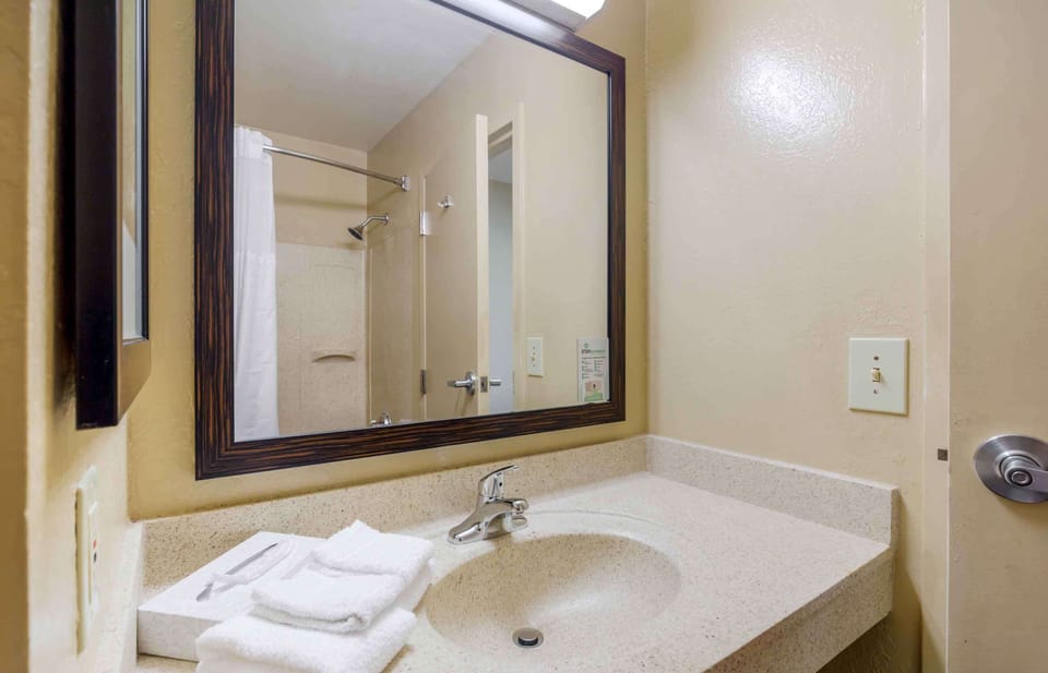 Studio, 2 Double Beds, Non Smoking | Bathroom | Combined shower/tub, free toiletries, towels