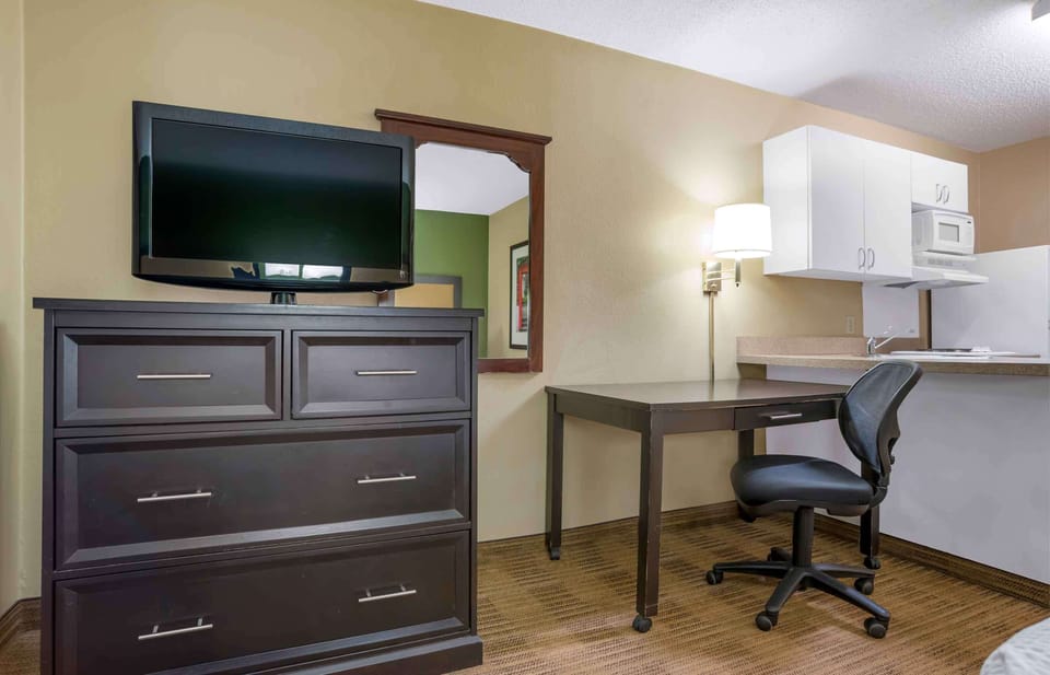 Studio, 2 Double Beds, Non Smoking, Refrigerator & Microwave | Desk, laptop workspace, iron/ironing board, free WiFi