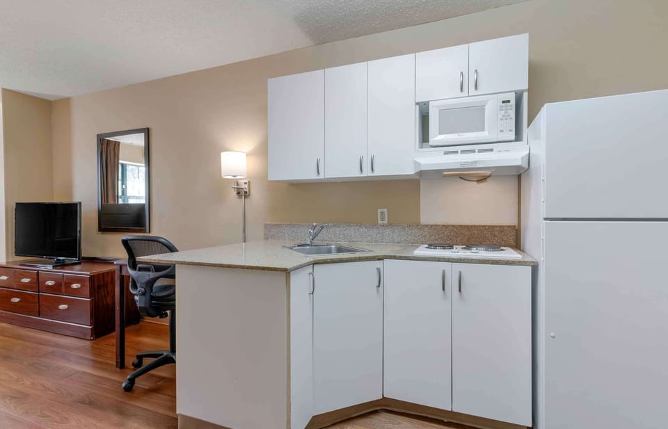 Full-size fridge, microwave, stovetop, coffee/tea maker