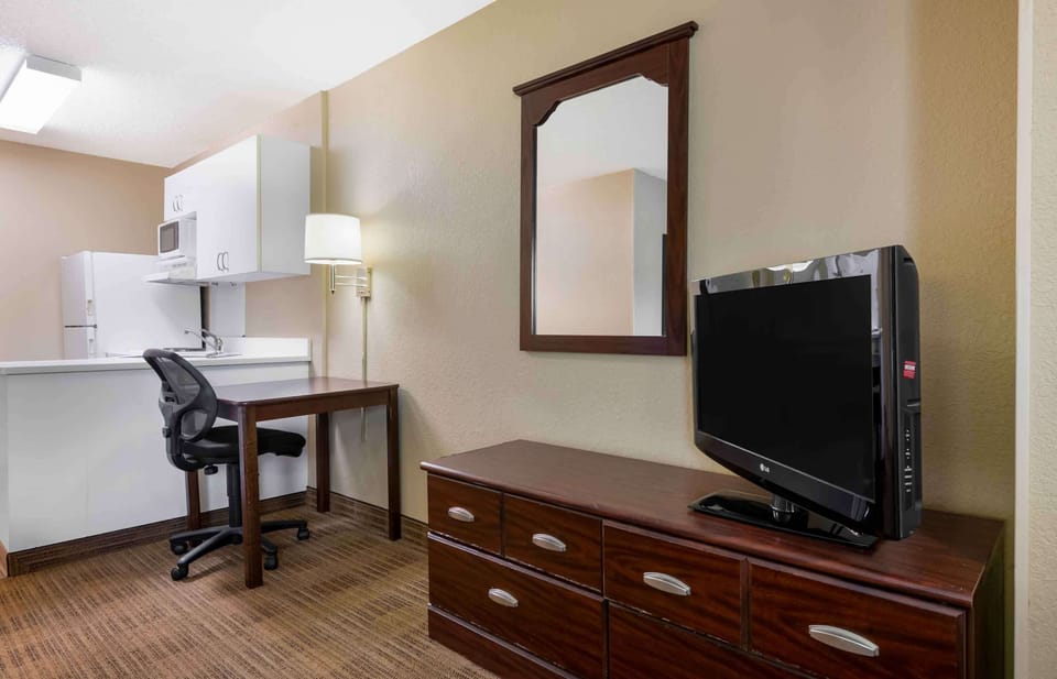 Studio, 1 Queen Bed, Non Smoking | Desk, free WiFi, bed sheets